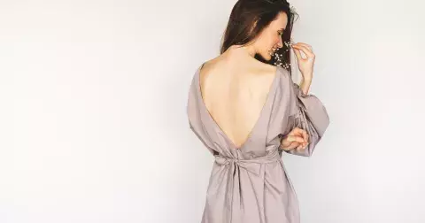 Co se nosí: Léto 2022 patří šatům bez zad. Trendy jsou šňůrky, mašle, ale i holá záda