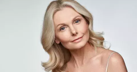 Uberte si roky díky oblečení: Vsaďte na rady odborníků a pořiďte si šátek nebo kalhoty do pasu