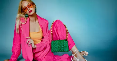 Co se nosí: Léto patří barvám a střihům, které lichotí ženám s plnějšími křivkami