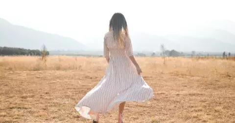 Muži milují tento trend: V létě 2022 budou všechny ženy nosit tubové šaty