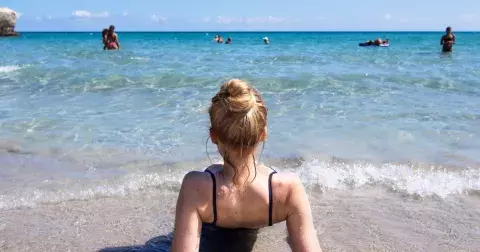 Vlasový trend: Nejkrásnější drdolové účesy pro léto 2022