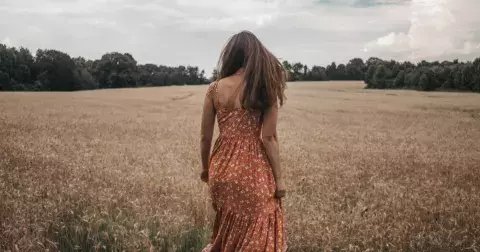 Muži milují tento trend: V létě 2022 budou všechny ženy nosit ramínkové šaty