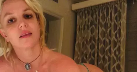 Prostor pro představivost nepotřebujete. Britney Spears se nafotila nahá v hotelovém pokoji