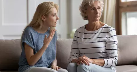 Tchyně jako věčné téma neshod v rodině. Proč je pro matky těžké nechat žít své syny po vlastní ose?