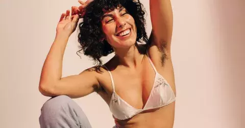 Nová doba: Muži si lakují nehty, líčí se a ženy si zase neholí podpaží ani nohy