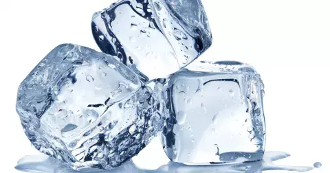 Díky speciálním kostkám ledu, které si vyrobíte rychle a levně, bude rošt trouby zářivě čistý