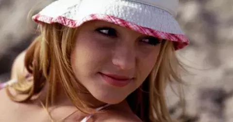 Co se nosí: Trendem letošního léta jsou klobouky, které si pamatujeme od Britney Spears