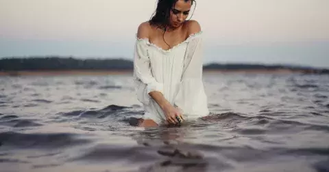 Co se nosí: Trendem léta 2022 jsou oversize šaty v té nejvíc holčičí barvě, která vás napadne