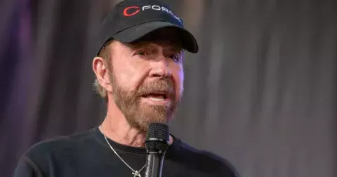 Chuck Norris je nesmrtelný stejně jako vtipy o něm: Stáhl se do ústraní a v 82 letech vypadá nezvykle ve formě