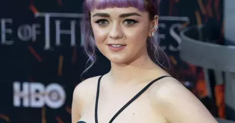 Hvězdná herečka Maisie Williams, kterou znáte ze seriálu Hry o trůny, se toho nebojí. Následuje módní trendy a šla úplně dohola