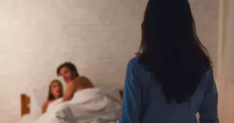 Žena poskytla krásce v nouzi útočiště, ta jí během pár dní přebrala dlouholetého partnera a manžela. Byla to láska na první pohled, brání se nový pár