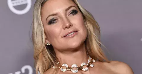Herečka Kate Hudson pije svou ranní kávu nahoře bez. Odvážná fotka se dočkala i parodie