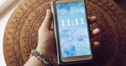 Vídáte na hodinách stejná čísla? Promlouvá k vám vesmír prostřednictvím kódů. Jedničky jsou počátkem duchovní cesty