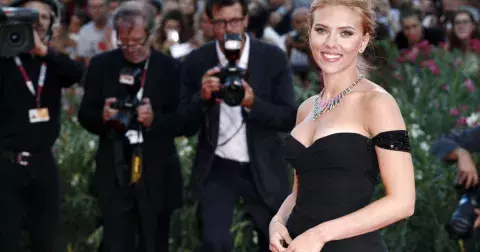 Svůdná Scarlett Johansson se ukázala v bikinách: Nadupaný dekolt a dokonalý zadeček