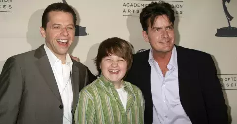 Kam zmizel a jak dnes vypadá baculatý Jake ze seriálu Dva a půl chlapa? Vypadá jako bezdomovec, ale na účtě má miliony dolarů