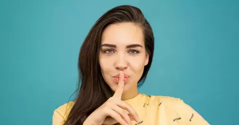 Jak zaručeně poznáte, že vám někdo lže: Pozornost věnujte jeho pohybům nebo hlasu