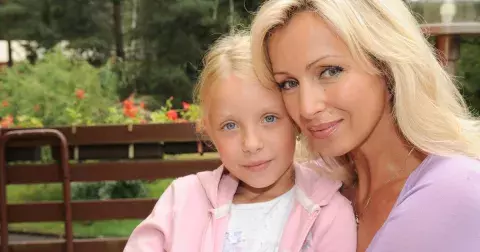 Jablko nepadlo daleko od stromu: Dcera Kateřiny Brožové vypadá jako její mladší kopie