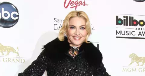 Tady už vás nic nepřekvapí. Hvězdná Madonna se vyfotila, jak leží u záchodu