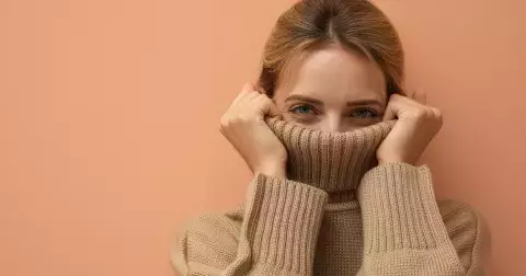 Co se nosí: Nejkrásnější svetry podzimu 2022, které vás nebudou stát víc než pětistovku. Vsaďte na eleganci a správný střih