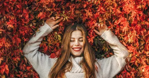 Móda: Svetry v hlavní roli, které sluší každému. Objevte trendy zelenou a neutraťe víc než 500 korun