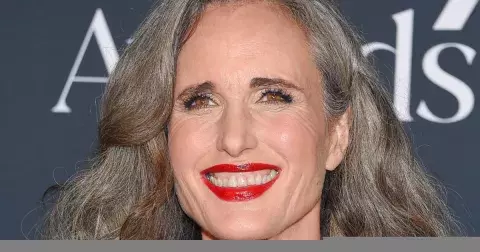Andie MacDowell a další celebrity s šedivými vlasy jsou důkazem, že stáří je krásné