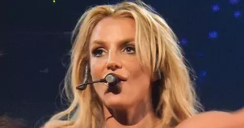 Britney Spears pózovala nahá na pláži, kde nebyla sama. Synové se za ni stydí
