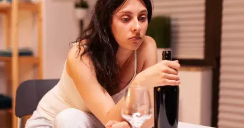 Nepřítel alkohol: Bez varování si začne vybírat drsnou daň. Co se děje s tělem, když se z „bezpečného“ pití stává rizikové