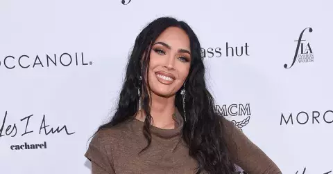 Hříšná Megan Fox ví, jak potěšit fanoušky. Ukázala nadupaný dekolt, nebo model bez kalhotek