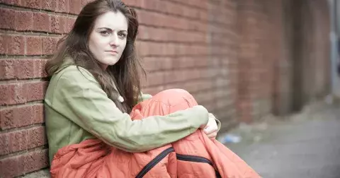 Stylista proměňuje bezdomovkyně v krásky: Výsledek je naprosto dokonalý, pláčou, když spatří svůj odraz v zrcadle