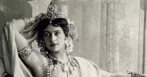 Osud exotické tanečnice a nejslavnější špionky Mata Hari. Před popravou si odmítla nechat zavázat oči