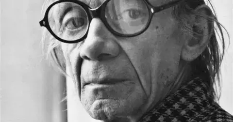 Josef Kemr by se letos dožil 100 let. Představitel dědy Komárka byl silně věřící, ale měl utajovaného syna, který vypadá jako jeho kopie