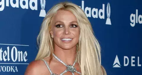 Britney Spears se ukázala v kalhotkách s povoleným bříškem. Fanoušci jsou naštvaní. "Tohle není normální," píší