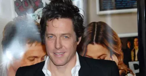 Lamač dívčích srdcí Hugh Grant se po delší době ukázal na veřejnosti. Vlasy mu zbělely, elegance zůstala