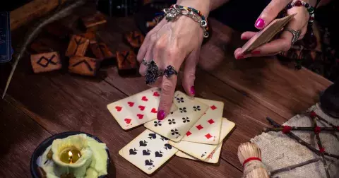 Velký výklad mariášových karet na listopad: Kartářka radí zklidnit životní tempo. Tento měsíc ukáže, co nemáme vyřešeno sami se sebou