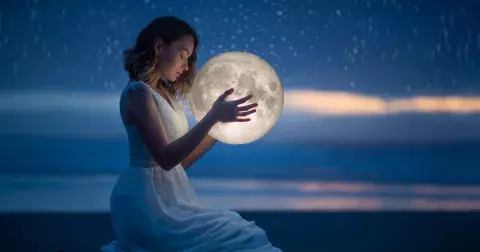 Blíží se smuteční listopadový úplněk: Je úzce spojen se ztrátou. Udělejte si čas na truchlení a vykročte do dalšího období bez potlačovaného smutku