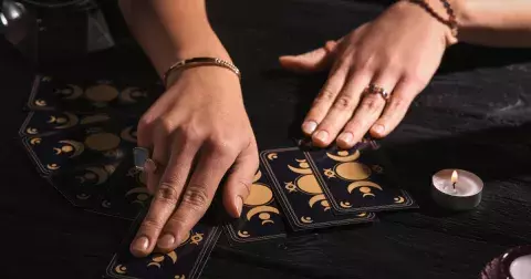 Tarotová předpověď od kartářky na týden od 21. do 27. listopadu: Který den přinese nejšťastnější kartu a kdy vás obklopí strach?