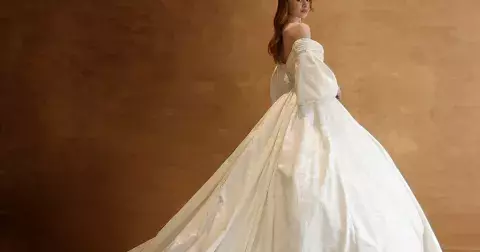 Nejkrásnější svatební šaty pro rok 2023: Na scénu se vrací princezny, novinkou budou barvy a květiny