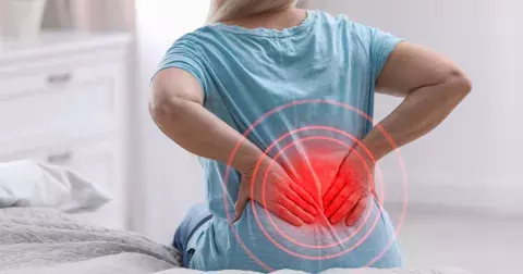 Když máte ráno zatuhlá nebo bolavá záda: Může být na vině Bechtěrova nemoc. Naučte se, jak ji rozpoznat a jak zmírnit příznaky