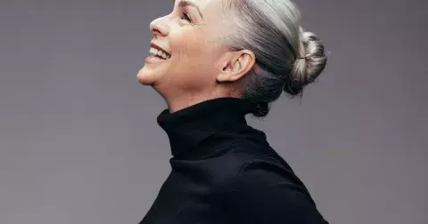 Existují barvy vlasů, kterým by se ženy nad 50 let měly vyhnout. Zapomeňte na syté barvy nebo melíry