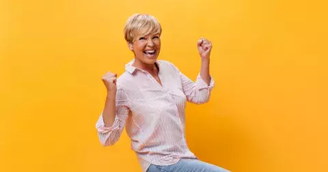 Jak se oblékat po čtyřicítce a vypadat mladší: Vyvarujte se určitým barvám a nevhodnému prádlu