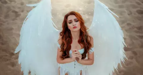 Poselství andělů pro rok 2023: Drží nad vámi ochrannou ruku, odhoďte strach. Vzkazy, které chtějí, abychom věděli