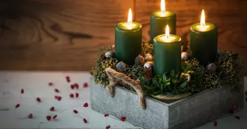 Galerie: Hitem letošních Vánoc jsou neutrální odstíny a jednoduchá elegance. Inspirujte se nejkrásnějšími adventními věnci