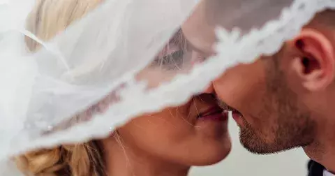 Barva roku 2023: Viva Magenta ovládne nejen svatební sezónu 2023. Inspirujte se touto pulzující barvou, ať už jde o oblečení, boty nebo květiny