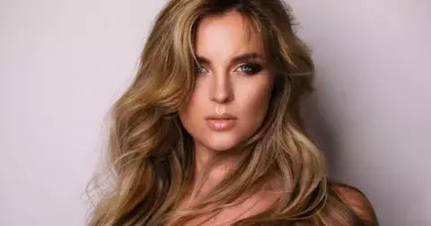 Vlasové trendy, které ovládnou rok 2023: Medové a čokoládové melíry, éterická měsíční blond a další