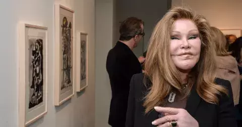 Kočičí žena kdysi bývala neskutečně bohatá a krásná. Dnes pobírá sociální dávky