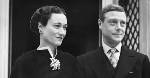 Eduard VIII. se kvůli své milence vzdal trůnu: Vrazila mu nůž do zad, když jej podváděla v době, kdy mu umíral bratr