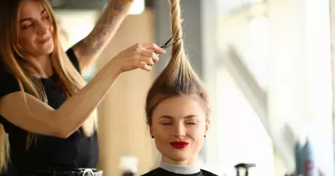 Účesy, díky kterým omládnete a budou vám slušet: Zkraťte svoje vlasy a zkuste mikádo, nebo ježka