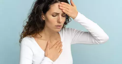 Únava i pálení žáhy: Poznejte příznaky infakrtu, než bude pozdě