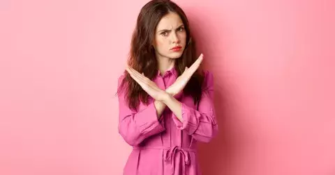 Roztrhané džíny, odhalený dekolt a usedlé kostýmky: Módní chyby, kterých se dopouštějí ženy po čtyřicítce