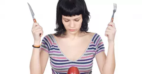 Nejšílenější diety na světě: Pojídání vaty nebo svorka v uchu